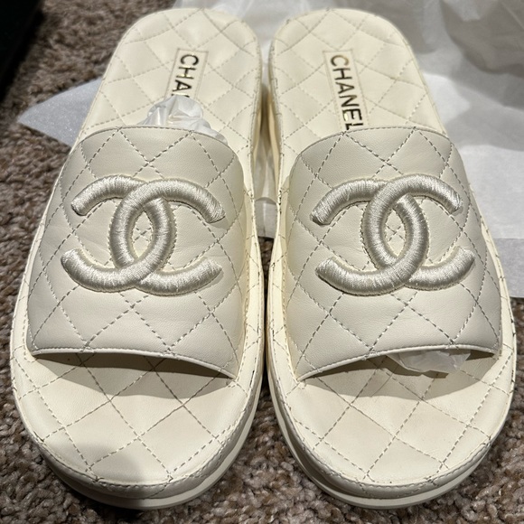 CHANEL Lambskin Quilted CC Mules Sandals - eu38/us8 - Picture 1 of 7